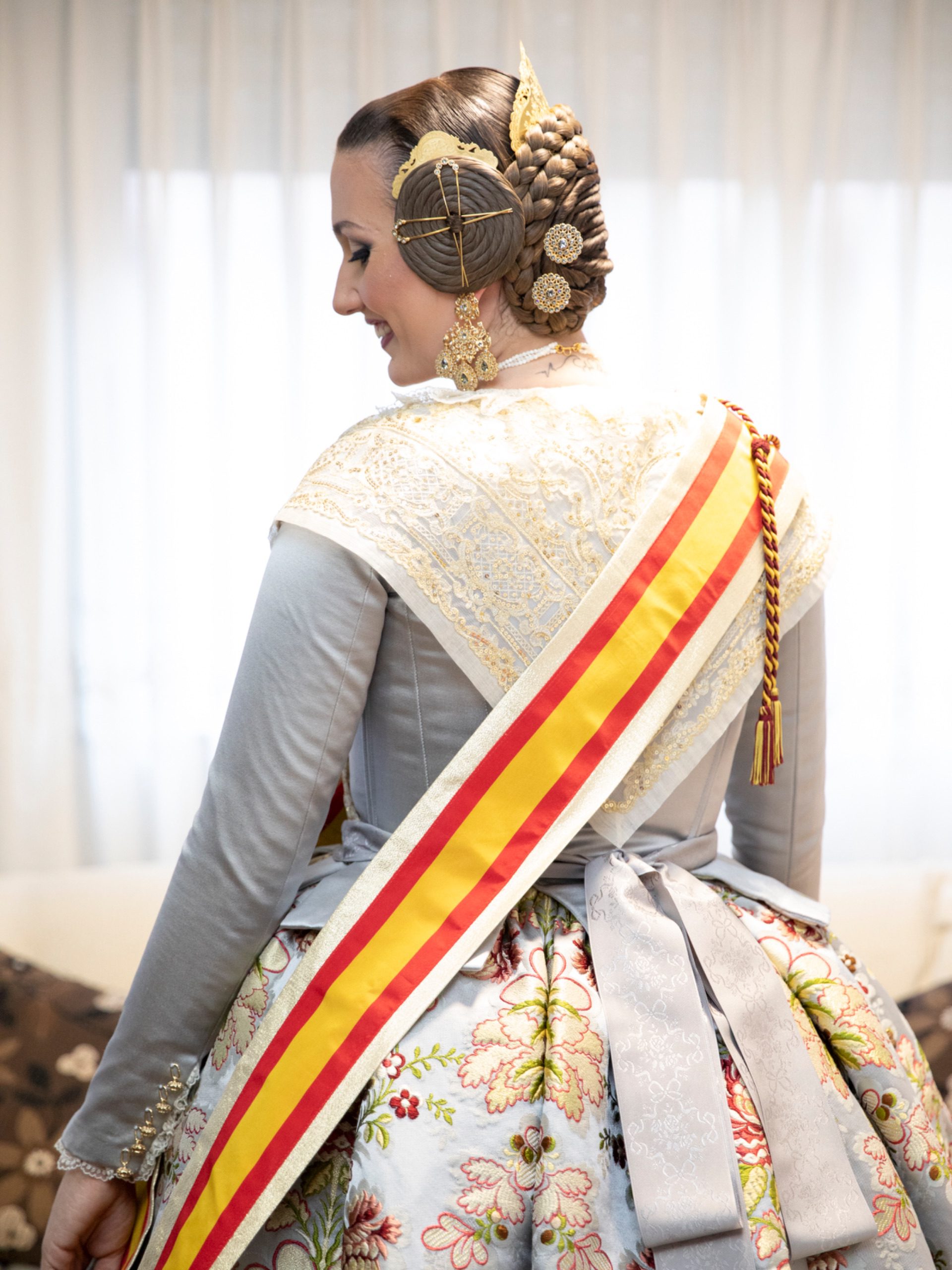 Laura Mengó, FMV vestida por Segles Indumentaria