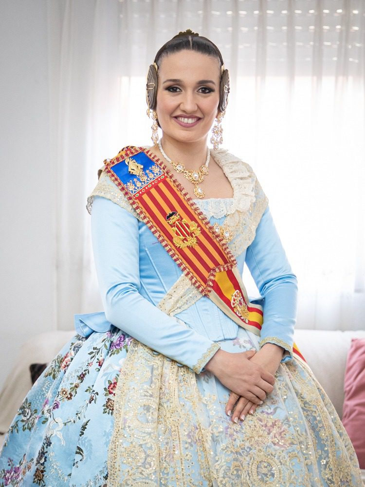 Laura Mengó, FMV vestida por Segles Indumentaria