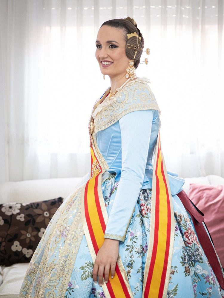 Laura Mengó, FMV vestida por Segles Indumentaria